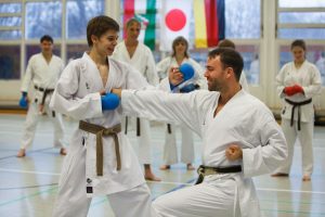 Kata-Landestrainer Tim Milner (rechts) mit Jonas Kröger aus Bünde