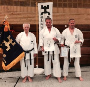 Foto (GKD Dortmund): Hanshi Fritz Nöpel (l.) mit den neu ernannten Kyoshis Ulrich Heckhuis (Mitte) und Uwe Portugall (r.)
