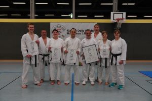 Prüfer und Prüflinge: Im Bild – von links: Nils Wienke (2. Dan), Prüfer Jürgen Porsch (5. Dan), Angelika Walkenhorst (1. Dan), Markus Lim (3. Dan), Prüfer Detlef Hans Serowy (7. Dan), KDNW-Präsident Rainer Katteluhn (7. Dan), Finja Wehmeier (3. Dan) und Prüferin Kerstin Rosendahl (4. Dan), die mit der Silbernen Ehrenmedaille des Deutschen Karateverbandes ausgezeichnet wurde. Foto: Christian Witte