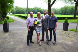 Eva Mona Altmann mit KDNW-Präsident Rainer Katteluhn (2.v.r.), KDNW-Kampfrichterreferent Uwe Portugall (r.) und dessen Stellvertreter Ralf Vogt (l.).