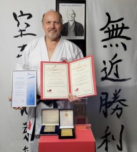 Juergen-Dohrmann-mit-den-zahlreichen-Ehrungen - Karate Dachverband ...